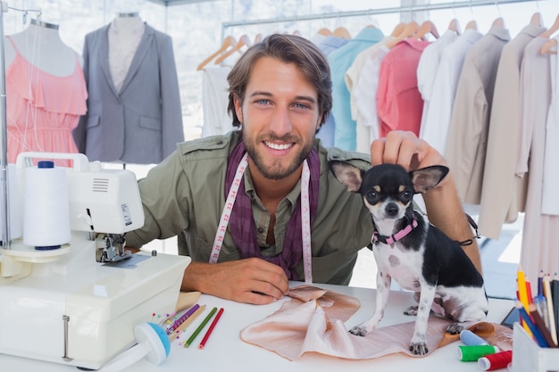 Créateur de mode caressant son chihuahua