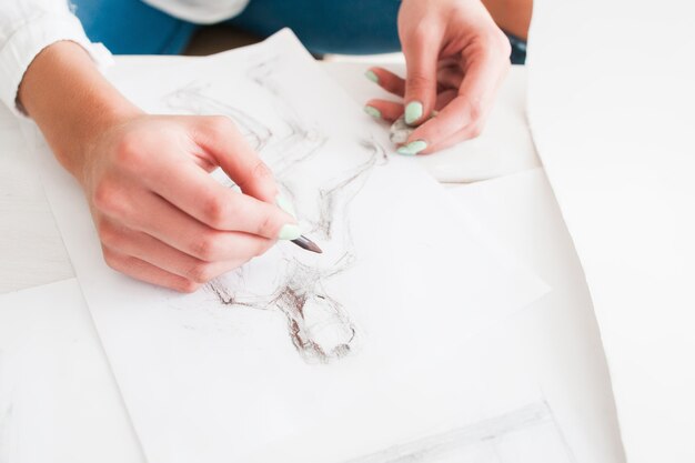 Créateur de mode féminin esquissant à l'atelier