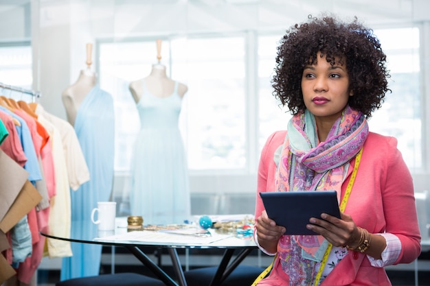 Créateur de mode féminine à l&#39;aide de tablette numérique