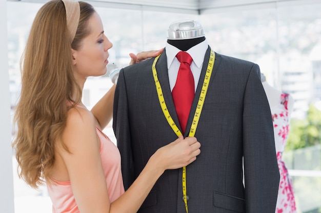 Créateur de mode féminine mesure costume sur mannequin