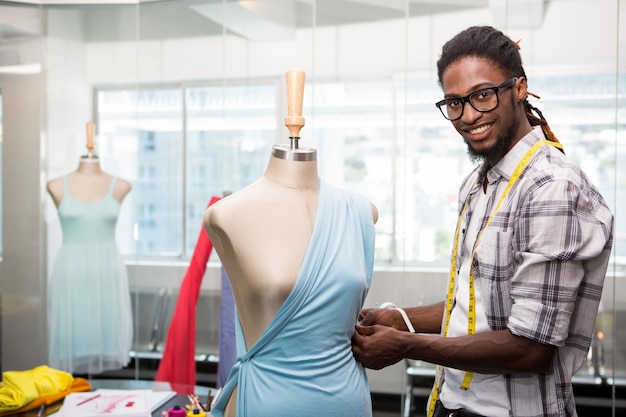 Créateur de mode et mannequin