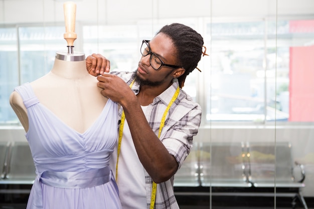 Créateur de mode et mannequin