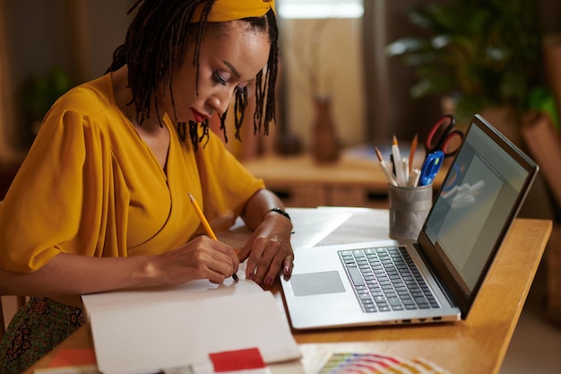 Créateur de mode travaillant au bureau