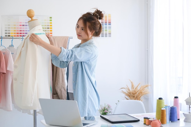 Créateur de mode travaillant en studio