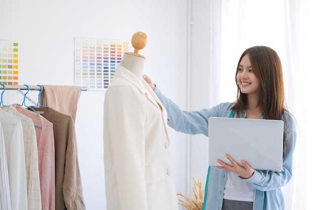 Créateur de mode travaillant en studio