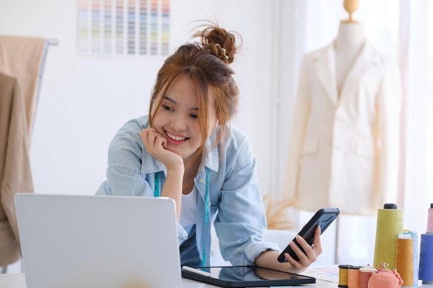 Créateur de mode travaillant en studio