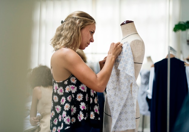 Le créateur de mode travaille sur un projet.