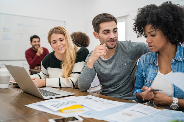 Créateurs créatifs travaillant ensemble sur un projet.