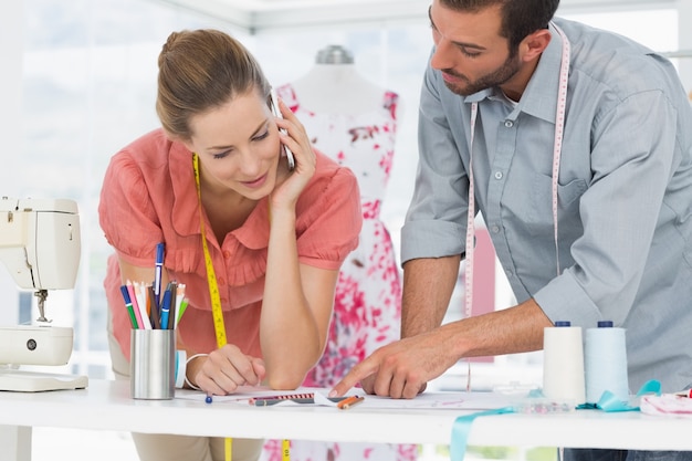 Créateurs de mode au travail en studio lumineux