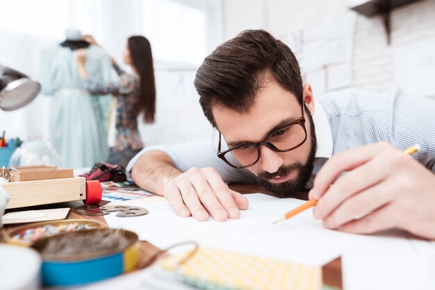 Créateurs de mode sur papier