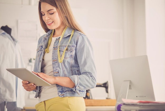 Créateurs de mode travaillant en studio assis sur le bureau