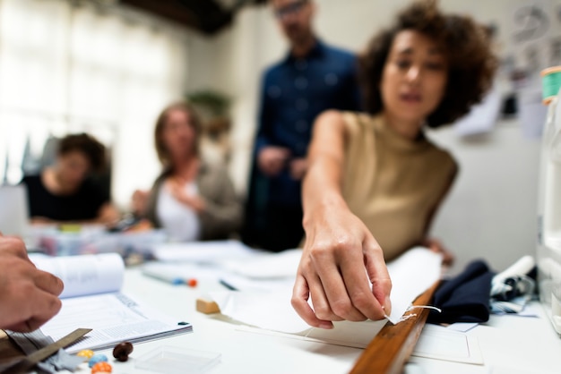 Photo les créateurs de mode travaillent sur leur projet