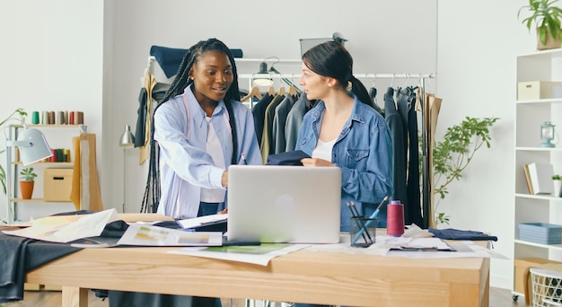 Les créateurs de race mixte créent de nouvelles collections de vêtements travaillent avec des croquis