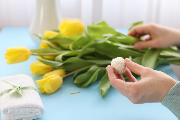 Création d'un bouquet de tulipes jaunes