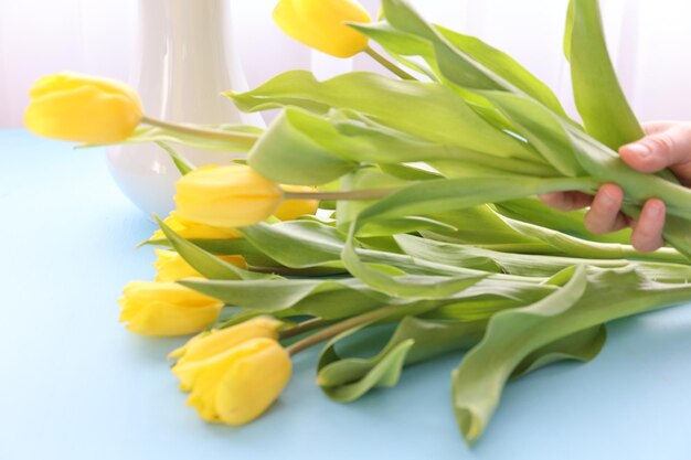 Création d'un bouquet de tulipes jaunes