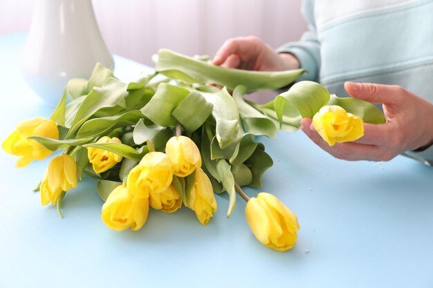 Création d'un bouquet de tulipes jaunes