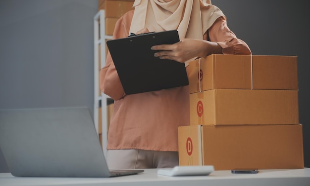 Création de petites entreprises propriétaires de PME femmes entrepreneurs Écrivez l'adresse sur la boîte de réception et vérifiez les commandes en ligne pour préparer à emballer les boîtes vendre aux clients sme idées d'affaires en ligne