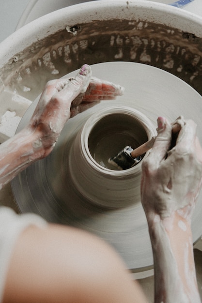 Création d'un pot ou d'un vase d'argile blanche