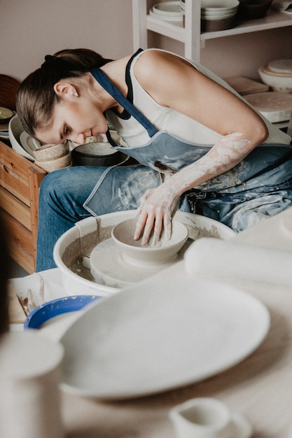 Création d'un pot ou d'un vase d'argile blanche