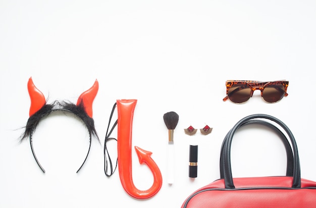 Creative flat lay of halloween et concept de mode sur fond blanc