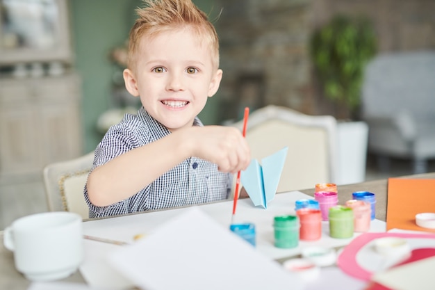 Creative Little Boy à Art Class