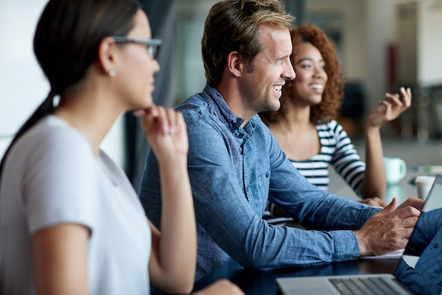 La créativité coule de source Photo de collègues assis autour d'une table de réunion