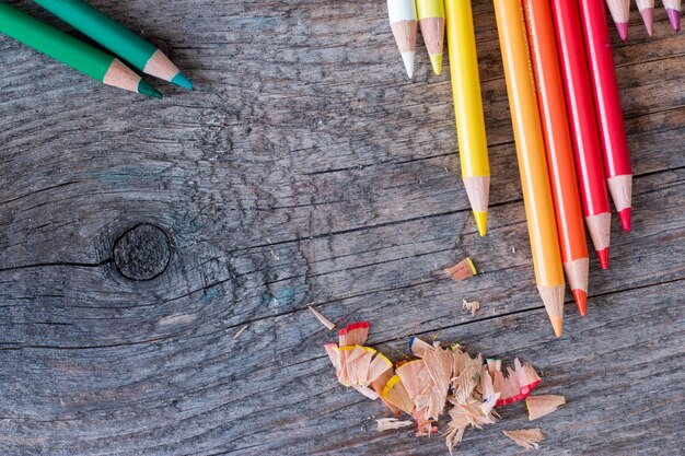 Photo créativité crayons multicolores sur table en bois rustique