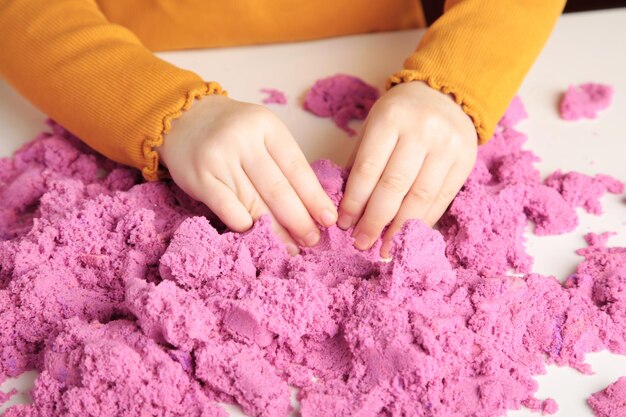 Créativité des enfants Jeux de sable cinétiques pour le développement de l'enfant à la maison Thérapie par le sable Mains d'enfants fabriquant des moules Vue de dessus