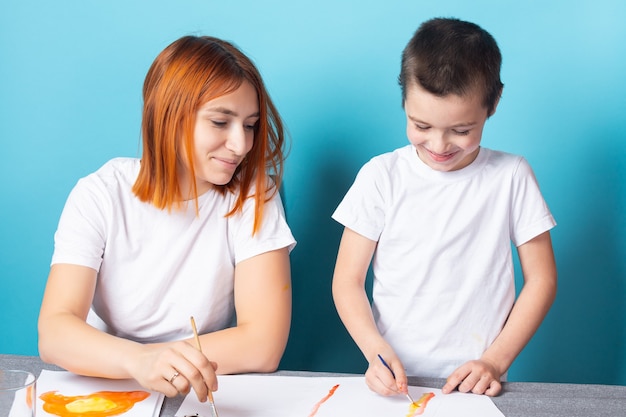 La créativité des enfants maman et fils enfant peinture aquarelle