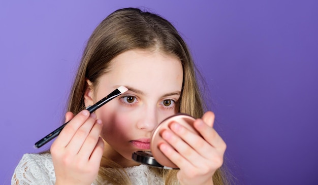 La créativité est la meilleure compétence de maquillage École de maquillage Art du maquillage Concept de féminité Salon et soins de beauté Magasin de maquillage Enfant petite fille maquillage visage gros plan Jolie fille Mode et style