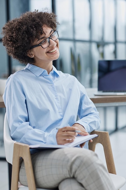 Photo une créatrice heureuse au bureau.