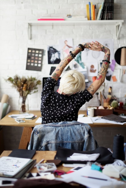 Créatrice de mode dans son atelier