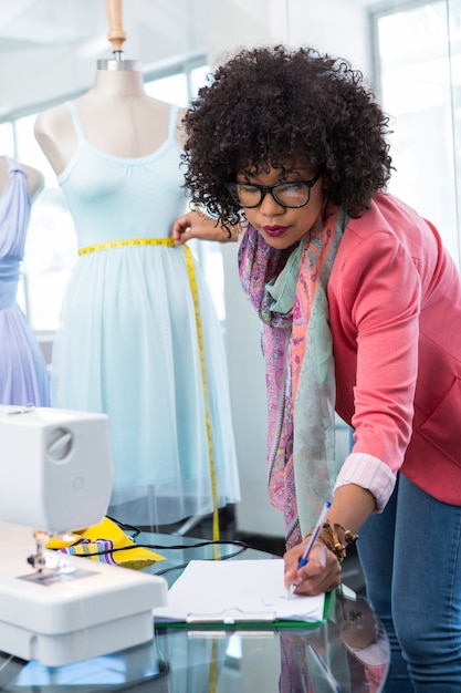 Créatrice de mode féminine au travail