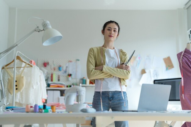 Créatrice de mode femme heureuse de concevoir des vêtements