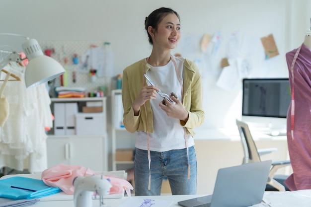 Créatrice de mode femme heureuse de concevoir des vêtements