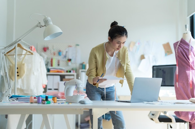 Créatrice de mode femme heureuse de concevoir des vêtements