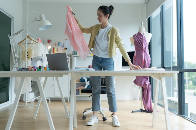 Créatrice de mode femme heureuse de concevoir des vêtements