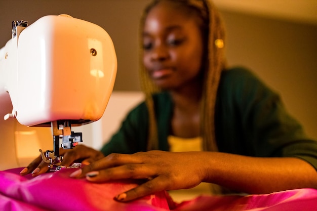 Créatrice de mode travaillant sur son atelier le soir