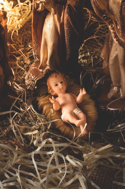 Photo crèche. chiffre de l'enfant jésus isolé. scène de noël traditionnelle.