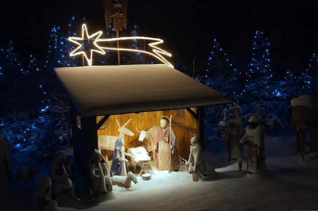 Crèche naturelle dans le paysage hivernal enneigé