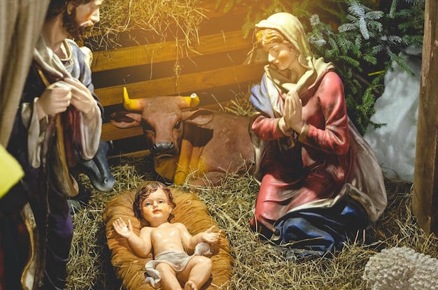 Crèche de Noël représentée avec des figurines en porcelaine de Marie Joseph et de la crèche de l'enfant Jésus Effet de bruit de mise au point sélective