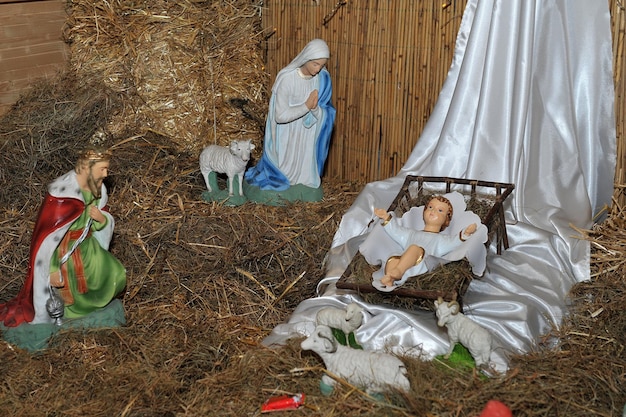 Crèche de Noël traditionnelle avec Marie et Joseph et l'enfant Jésus dans la crèche.