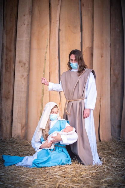 Crèche avec les personnages portant des masques faciaux