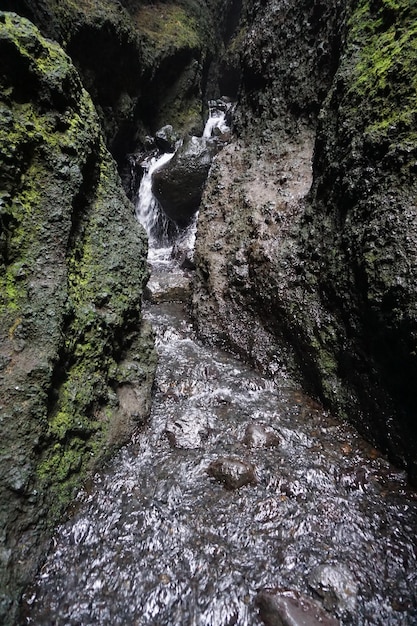 Creek dans la grotte de Raudfeldsgja sur la péninsule de Snæfellsnes en Islande