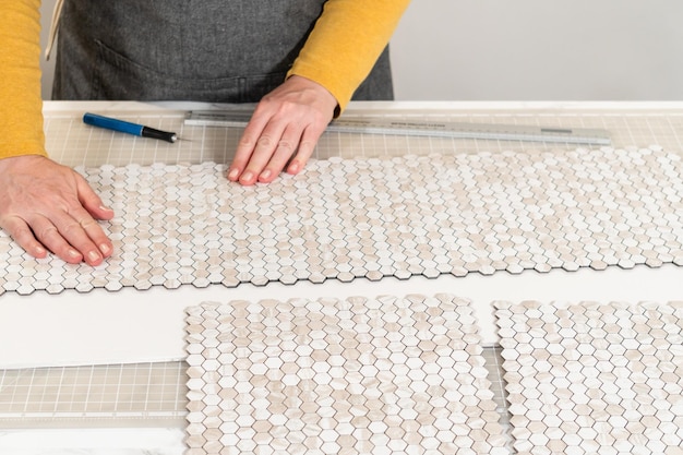 Créer un backsplash élégant avec des carreaux peel et stick