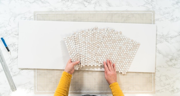 Photo créer un backsplash élégant avec des carreaux peel et stick