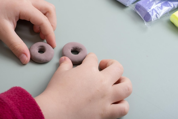 Créer un beignet de gâteau de poupée à partir de pâte à modeler aérienne La créativité des enfants DIY