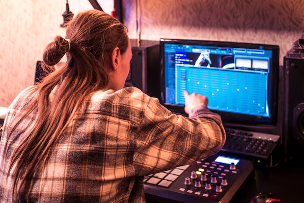 Créer De La Musique électronique En Home Studio Avec Le Clavier Et Les Touches De La Batterie