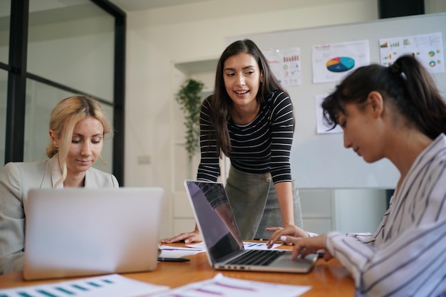 Créer une synergie sur le lieu de travail Photo d'un groupe de jeunes designers travaillant ensemble dans un bureau