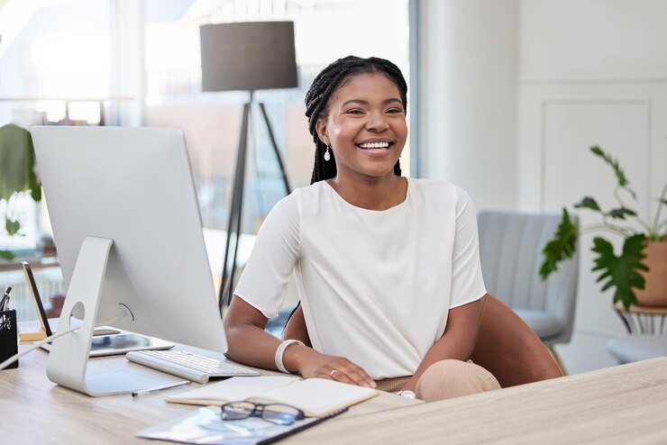 Photo créez la vie que vous avez toujours voulue pour vous photo d'une jeune femme d'affaires assise à un bureau dans un bureau au travail